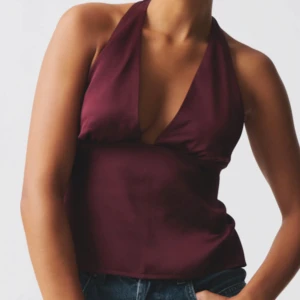 Vinröd halterneck topp från gina - jättefin festtopp från ginatricot!! har använts en gång, och är verkligen som nyskick❤️skriv för egna bilder!🫶🏻pris går att diskuteras lite❤️