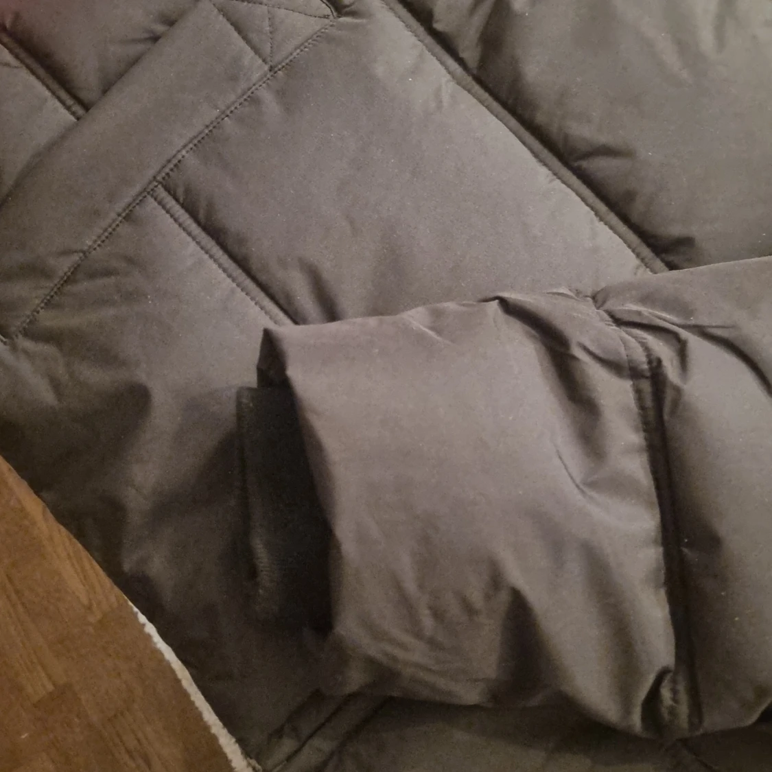 Svart pufferjacka med huva från Zara - 91