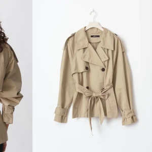 Beige trenchcoat med knytbälte - Snygg beige trenchcoat med klassisk design och knytbälte i midjan. Jackan har långa ärmar och knappar framtill och är fortfarande i jättefint skick! nypriset är 700kr 💕