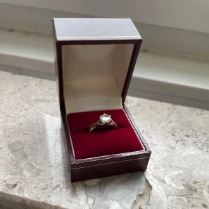 Elegant ring med diamant - Säljer en elegant ring med en stor, gnistrande diamant i en vacker infattning. Ringen kommer tyvärr inte i asken. Perfekt för speciella tillfällen eller som en gåva. Obs finns rost på den, dock syns det knappt och går att ta bort!