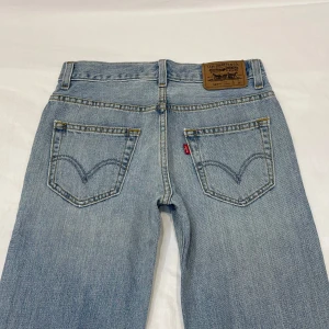 Lågmidjade/midwaist bootcut jeans från Levis🤩 - Kan INTE ta bild med dem på pga försmå❤️Midja 34 cm rakt över, gren 22 cm och innerben 64 cm. Märkta som W25/L25 men mer W23. 