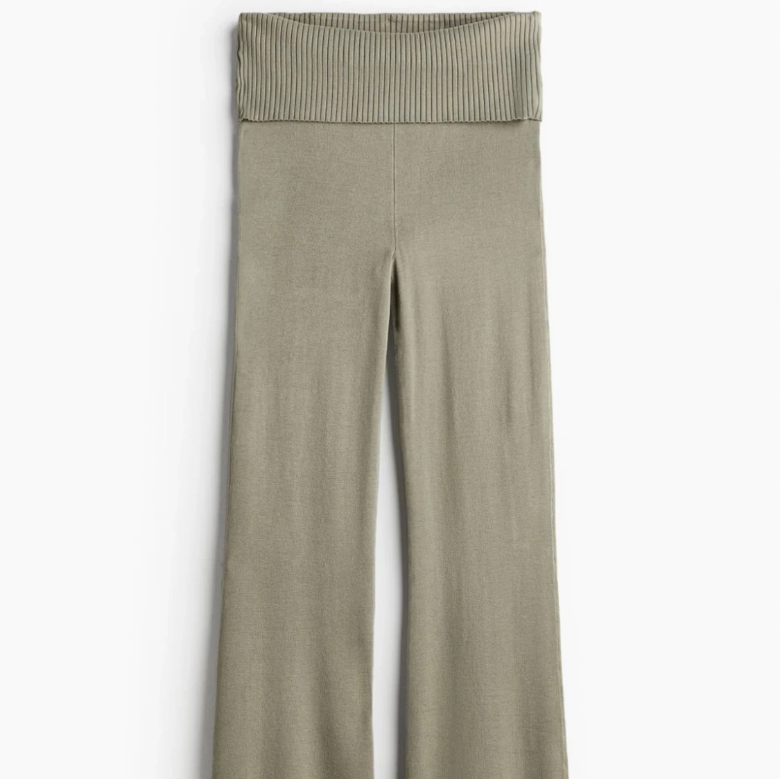 Finstickad utsvängd byxa från H&M