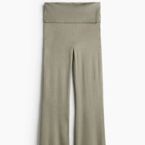 Finstickad utsvängd byxa från H&M  - Finstickad utsvängd byxa från H&M i en fin grön färg. Storlek Xs  Har en matchande kofta men den blev lite konstig i tvätten, skriv om du är intresserad. 