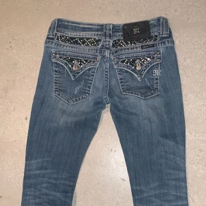 Miss me jeans - Bootcut miss me jeans med slitningar, strl 27 men jätte liten i storlek så skulle säga 25/26 (xs) Midja: 37ish cm  innerbenslängd:72cm