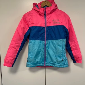 Vinterjacka Crivit  - Jätte fin vinterjacka från Crivit. Finns snöskydd inuti jackan. Finns även reflex detaljer här och där. 