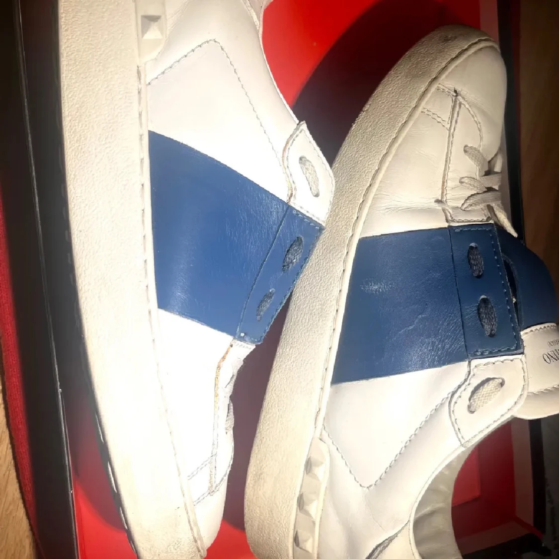 Valentino Garavani sneakers i vitt och blått