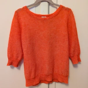 Röd stickad tröja från Filippa K - Säljer en snygg röd stickad tröja från Filippa K i mjuk mohair. Tröjan har trekvartsärmar och en rund halsringning. Perfekt för att ge färg till din garderob och rött till jul 🎄🎈