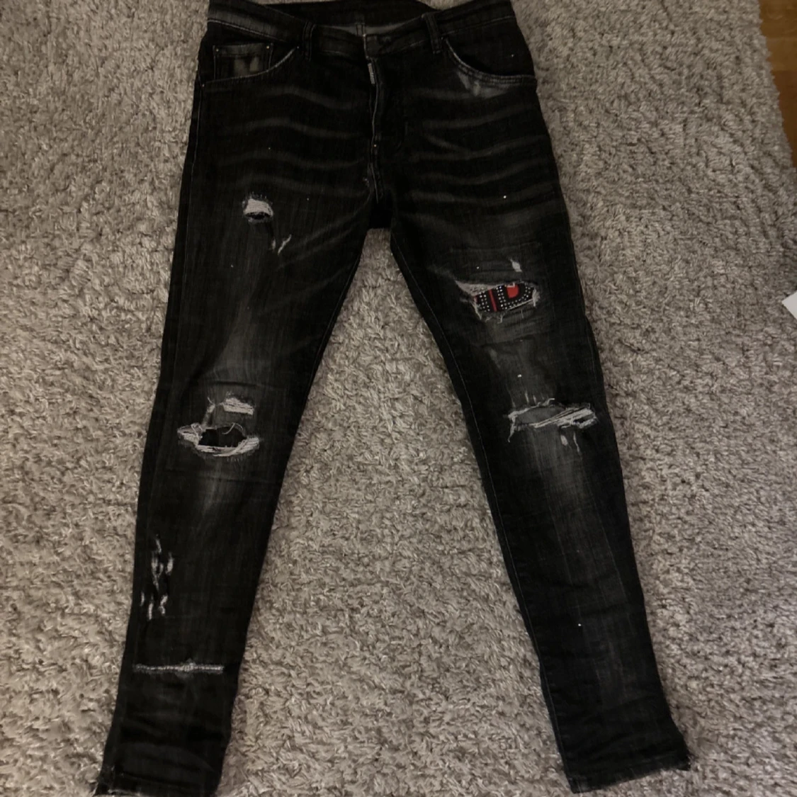 Svarta jeans med slitningar