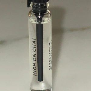 Essnce sample "High on chai"  - HELT oöppnat sample av "high on chai" från Essnce.  Mysig höstdoft som påminner om en varm chai latte. 