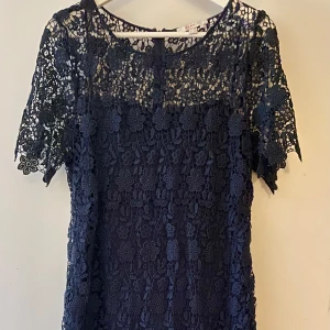 Mörkblå spetsklänning för gravida  - Elegant mörkblå klänning för gravida från Esprit i vacker spetsdesign. Klänningen har korta ärmar och en rund halsringning, perfekt för en stilfull look.