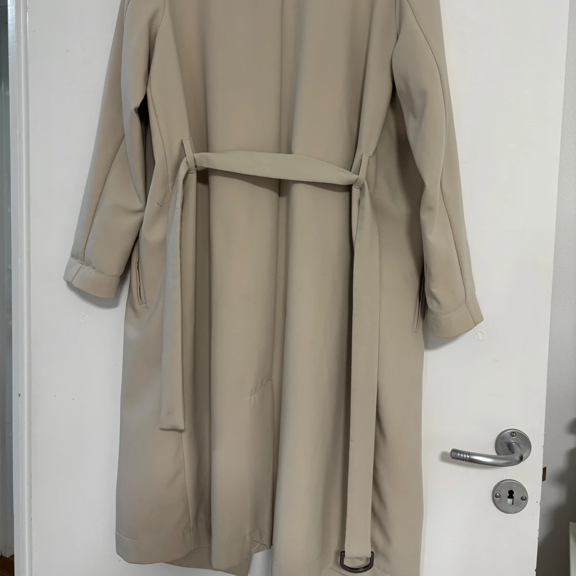Beige trenchcoat med bälte - 90