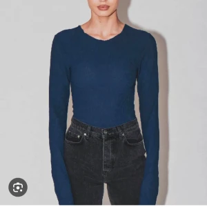 Mörkblå långärmad topp - Marinblå långärmad topp ifrån Adsgn. Tveka inte på att höra av dig vid frågor 💕