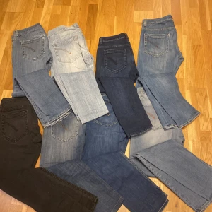 Dondup jeans - Säljer en samling av jeans i olika nyanser av blått och svart. De har klassisk femficksdesign och varierar i tvätt och stil. Perfekta för en avslappnad look. Jeansen är i olika modeller, 5 stycken George modeller 2 Sam och en Maus. Alla är slim fit modeller. Annonser på varje jeans kommer senare ikväll så klicka in på min profil och skriv vid intresse. Jeansen kommer kosta från 700-800. Likea gärna annonsen. Storlekar 30-34W. In i kolla mitt konto för i se vilka som är sålda!
