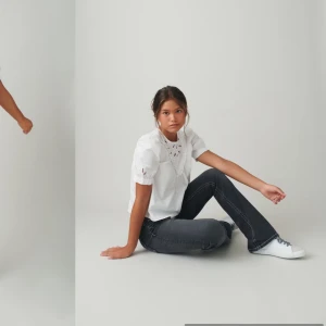 Mörk gråa bootcut jeans - Snygga svarta bootcut jeans med vita sömmar. Säljer då dom inte kommer till användning. Jag är 169 och dom passar perfekt på mig men tror även dom passar på folk under 169 då dom är liiite för korta för min smak❤️