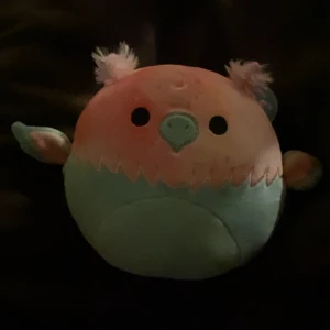 Squishmallow Gala - Söt och mjuk Squishmallow i form av en uggla med namnet Gala. Den har en pastellfärgad design med rosa och blå nyanser, samt små öron och vingar. Perfekt för kramar och samlingar! Inga defekter alls väldigt bra skick❤️pris kan diskuteras 