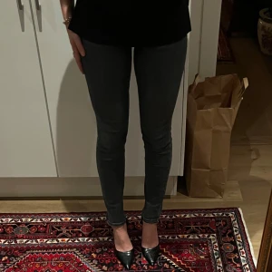 Grå skinny jeans - Snygga grå skinny jeans. Perfekta för en stilren look. De har klassiska femfickor och en dragkedja framtill. Passar utmärkt till både vardag och kväll. Har ett litet hål baktill, jag har använt dem flera gånger med hålet då jag ofta har lite längre tröjor till men går lätt att laga med några stygn.💕