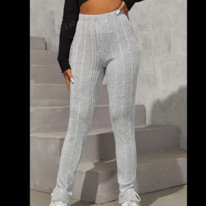 Grå ribbade leggings - Snygga grå ribbade leggings med hög midja. Perfekta för en avslappnad stil eller att klä upp med en snygg topp. De är både bekväma och trendiga.