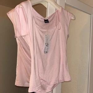 Ljusrosa topp från Gina Tricot  - Säljer en ljusrosa soft touch topp från Gina Tricot i mjukt och bekvämt material. Toppen har en enkel design med ärmlös stil och rund halsringning. Perfekt för en avslappnad look. Den är helt oanvänd förutom få jag satte på mig den för foto!💞Pris diskuterbart