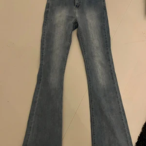 Blå bootcut jeans från Cindy H Paris - Snygga blå bootcut jeans från City H Paris. Dessa jeans har en klassisk femficksdesign och en bekväm passform. Perfekta för en avslappnad stil med en touch av retro. Pris går att diskutera!