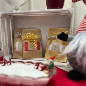 Doftljus från Sandlight UF - Hej! Vi är ett UF företag i halmstad som säljer sandljus i olika storlekar och förpackningar. Finns i både stora och små 2-pack. Ljuskoppar och jullyktor finns också tillgängliga. Sandljus är ett sandvax som har en längre brinn tid, Perfekt för att skapa en mysig stämning hemma. En perfekt och billig julklapp. Det går även att få med doft som är pepparkaks doft (perfekt för julen). Finns vit Följ gärna våran instagram (Sandlightuf). För eventuella frågor går det alltid bra att skriva i dm!✨🤍