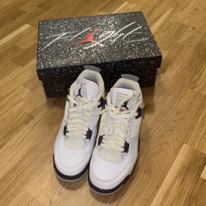 Nike Jordan 4 Midnight blue - Jag säljer nu mina Nike Jordan 4 Midnight Blue i storlek 44. Dem är använda en gång och det finns kvitto från Merchsweden. Nypris 4000kr