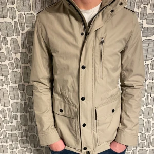 Oscar Jacobsson Field jacket - Oscar Jacobsson Field jacket i mycket bra skick. Inga defekter eller slitage