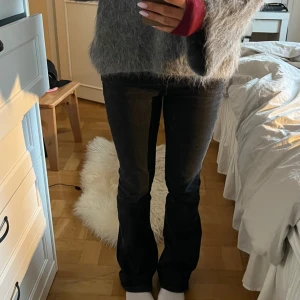 Svarta bootcut jeans - Säljer dessa snygga lågmidjade bootcut jeansen från zara. Superstretchiga och sitter som en smäck. Lite ”nedtrampade” där bak som man kan se på sista bilden.