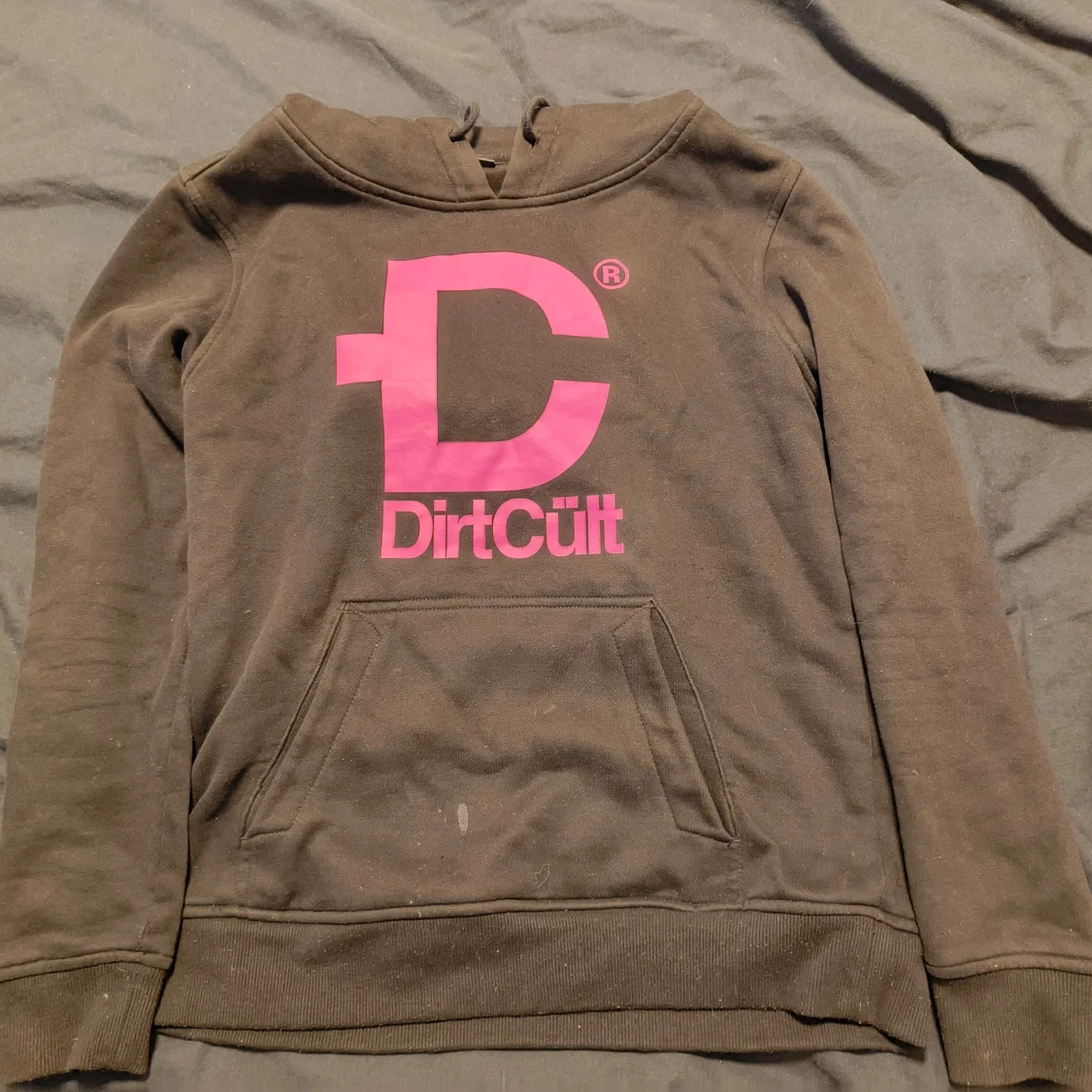 Svart hoodie från DirtCult