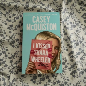 I Kissed Shara Wheeler -  'I Kissed Shara Wheeler' av Casey McQuiston. Oläst! På engelska. 
