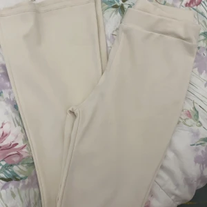 Beige byxor med bootcut - Säljer ett par stilrena beige byxor med bootcut. Perfekta för en avslappnad men ändå trendig look. De har en mjuk och bekväm passform. Passar storlek  xs o s