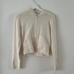 Beige Hoodie  - Super gullig hoodie med dragkedja från hm, den är för barn avdelningen i storlek 158/164 men skulle säga att den är S. Inga defekter bara super lite knopprig 