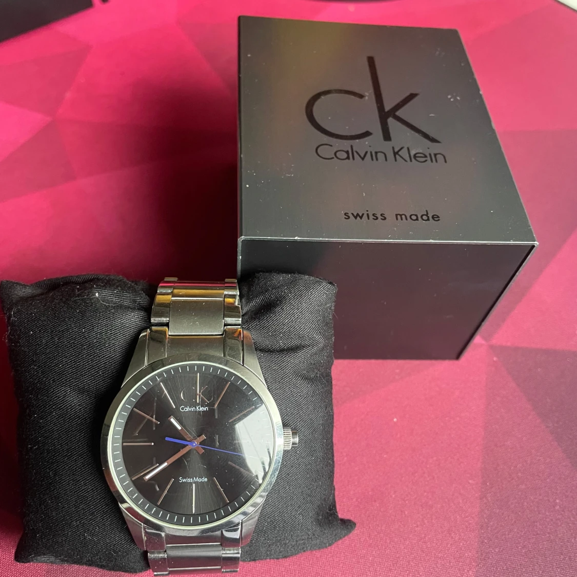 Silverfärgad klocka från Calvin Klein. Batteriet är nyss bytt