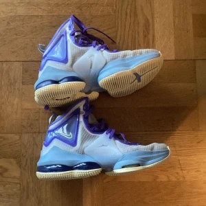 Nike lebron storlek 39 - Snygga lebrons i bra skick storlek 39 och skosnörena är inte bytta, passar till basket för att skorna har bra grepp. Enda defenten är en fläck men det är på insidan så det märks ej ( se på bild 5)