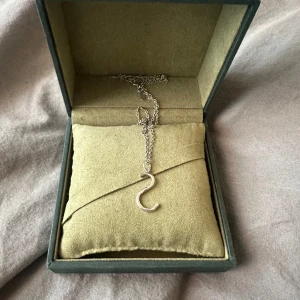 Maria nilsdotter halsband! - Super snyggt halsband från maria nilsdotter med bokstav S! Längd 50 har jag för mig! 