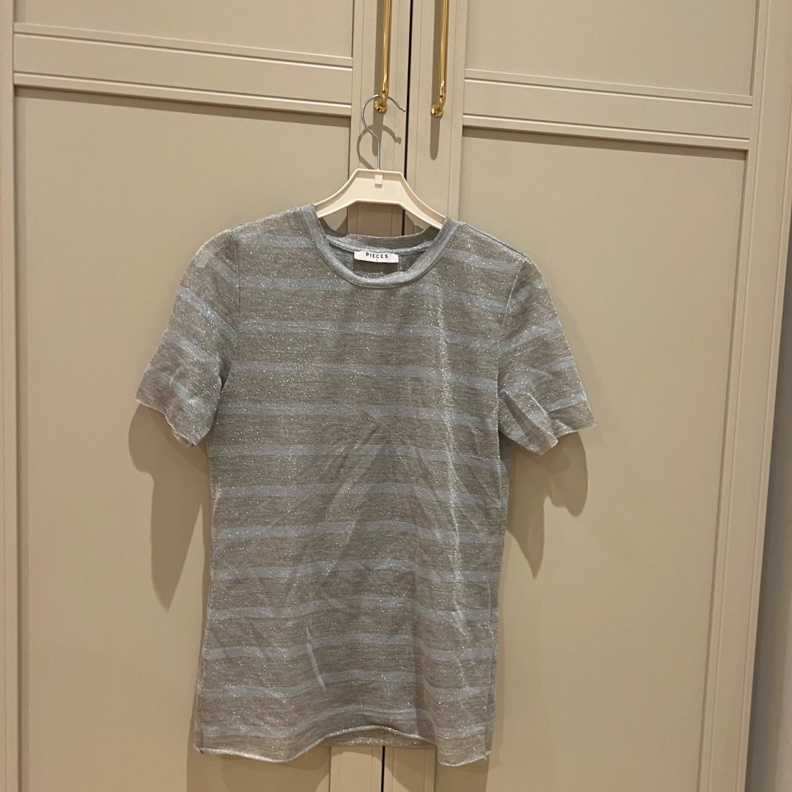 Grå glittrig t-shirt från Pieces - 91