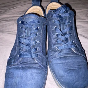 Christian Louboutin - Ett par snygga mörk blåa Christian Louboutins 8/10 skick bara sulan är sliten.skriv för mer information.