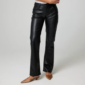 Svarta skinnbyxor - Trendiga skinnbyxor med mjukt inuti vilket gör dom väldigt varma och sköna! ☺️ Kan tyvärr inte postas förens efter nyår om jag inte åker hem något emellan 💓