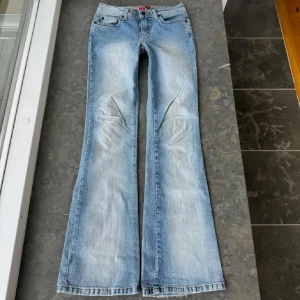 Blå bootcut jeans - Säljer dessa jeans, jag har sytt dom lite mer lågmidjade men de kan man sprätta upp om man vill. De står size 1 i dom men skulle säga att dom är som s eller xs