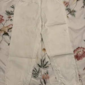 Vita jeans från b.young - Säljer ett par vita mjukisbyxor från b.young. Byxorna har en elastisk midja och är perfekta för en avslappnad stil. De är tillverkade i ett mjukt material som ger en bekväm passform.