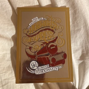 Harry Potter samlarkort fodral - Säljer en samling av Harry Potter-samlarkort i ett genomsnittligt fodral. Det extra kortet har en gyllene design med texten 'All Aboard the Hogwarts Express' och 'London to Hogwarts'.  150kr för fodralet med kort i och 40kr för guldkortet. 💕Pris kan diskuteras ❣️