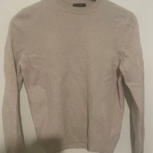 Massimo dutti tröja - Säljer nu min riktigt feta massimo dutti kashmirblend tröja i storlek xs. Den passar runt 165-170cm och är i bra skick förutom att den har ett litet hål (bild 4). Skriv vid fler frågor eller funderingar🤙