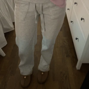 Grå mjukisbyxor - Snygga ljusgråa mjukisbyxor från lager 157, säljer pga att de är för korta, super skönaa!! 