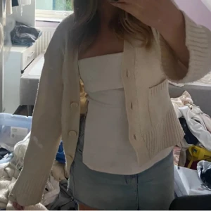 Beige kofta med knappar - Mysig beige kofta med knappar framtill. Perfekt för lager-på-lager och ger en avslappnad look. Passar bra till både jeans och kjol.