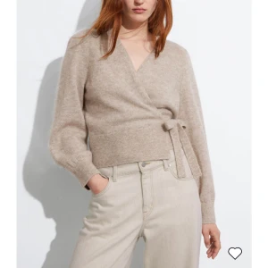 & other storys kofta - Superfin kofta från and other storys som tyvärr aldrig kommer till användning. Inga defekter använd fåtal gånger. Skriv för fler bilder 💞 Min kofta är ljusgrå men tror inte den säljs längre💕Nypris 890kr