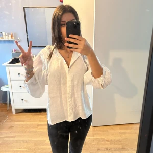 Linne/blus med detaljer - Aldrig använt, skulle ha den till midsommar men blev lite ej av superrrrsöt och väldigt bra material original pris: 720kr