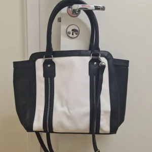 Don Donna tote bag  - Helt ny, aldrig använd. Säljer då den aldrig kom till användning. 1 ytterback med dragkedja samt 3 innerfack varav 1 är med dragkedja. 