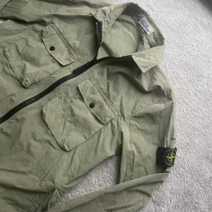 Stone Island Overshirt - En fet Stone Island overshirt 🙌| Skick: 6/10 hål på armbågen pga att jag blev lurad här på Plick, utöver det, bra skick! | Hör av er vid ytterligare frågor🦦 | StockholmWRDB