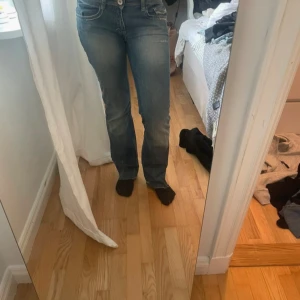 Blå jeans från 4Wards - Säljer ett par klassiska blå jeans från 4Wards. De har en straight passform och är lågmidjade med en snygg tvätt 