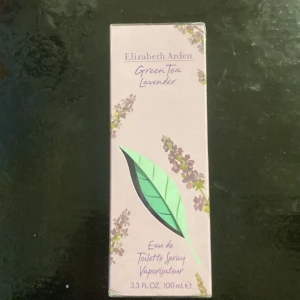 Green Tea Lavender Eau de Toilette från Elizabeth Arden - Fräsch och lugnande doft av grönt te och lavendel i en elegant flaska. Perfekt för en uppfriskande känsla hela dagen. Innehåller 100 ml.