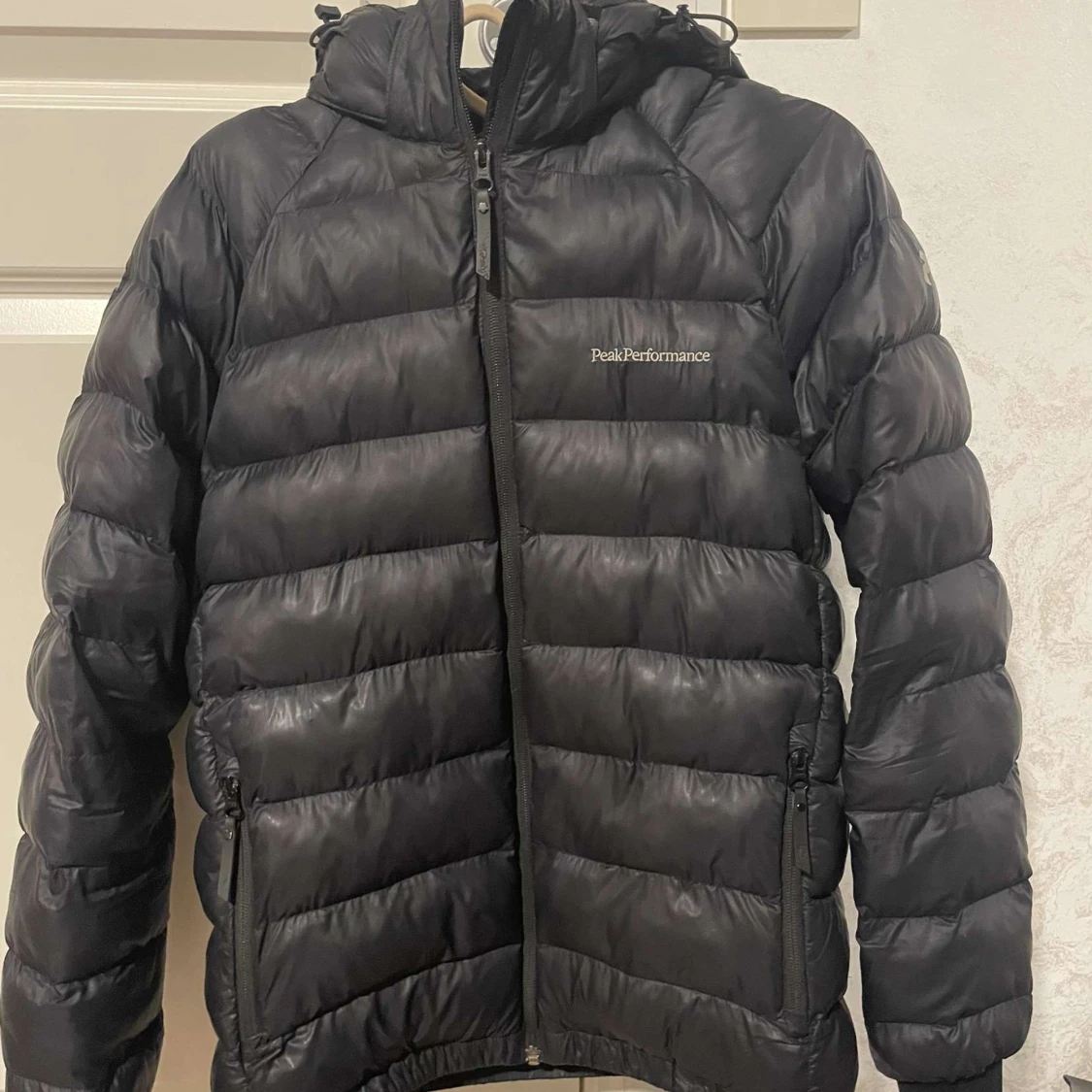 Svart dunjacka från Peak Performance - 90
